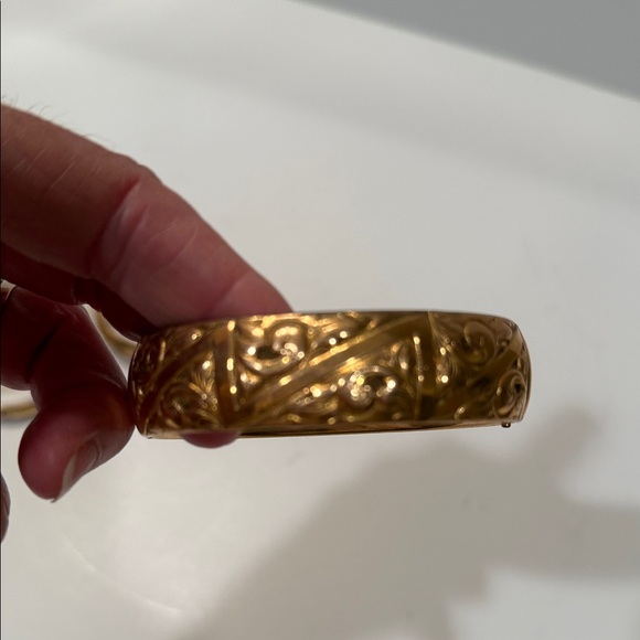 Vintage Elegant Gold Bangle Set - Picture 2 of 9